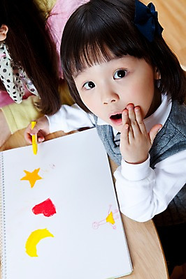 포토 JPG 라이프스타일 여자 어린이교육 교육 어린이 탁자 수업 실내 미술 사람 앉기 동양인 소녀 상반신 두명 라이프 하이앵글 유치원 유치원생 한국인 그리기 유치원생라이프 책상 스케치북 그림 크레파스 유치원복 미술교육 여자만 어린이만 소녀만 국내포토 옷 뷰포인트 가구 모션 문화예술 학용품 인종 내부 생활 파일형식