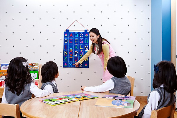 포토 JPG 문자 라이프스타일 알파벳 영어 여자 어린이교육 교육 남자 어린이 의자 탁자 수업 교재 실내 영어교육 사람 동양인 소녀 소년 여러명 라이프 책 교사 유치원 유치원생 한국인 유치원생라이프 책상 유치원복 유치원선생님 어린이만 아이돌봄 국내포토 직업 옷 가구 다수 인종 내부 생활 파일형식 돌봄서비스