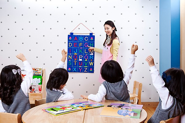 포토 JPG 문자 라이프스타일 알파벳 영어 여자 어린이교육 교육 남자 어린이 의자 탁자 수업 교재 실내 영어교육 사람 동양인 소녀 소년 여러명 라이프 책 손들기 교사 유치원 유치원생 한국인 발표 유치원생라이프 책상 유치원복 유치원선생님 어린이만 아이돌봄 국내포토 직업 옷 가구 다수 모션 인종 내부 생활 파일형식 돌봄서비스