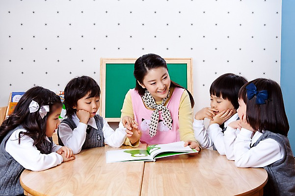 포토 JPG 라이프스타일 여자 어린이교육 교육 남자 어린이 탁자 수업 교재 실내 설명 미소 웃음 사람 앉기 동양인 소녀 소년 여러명 상반신 라이프 책 교사 칠판 유치원 유치원생 한국인 유치원생라이프 책상 동화책 유치원복 유치원선생님 어린이만 아이돌봄 국내포토 직업 옷 가구 다수 모션 표정 인종 내부 생활 파일형식 돌봄서비스