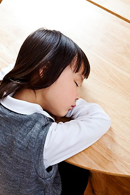 포토 JPG 라이프스타일 여자 어린이교육 교육 어린이 엎드리기 탁자 수업 실내 피곤 한명 사람 동양인 소녀 상반신 라이프 옆모습 하이앵글 유치원 유치원생 잠 수면 유치원생라이프 책상 유치원복 어린이만 국내포토 1 옷 뷰포인트 가구 컨셉 모션 인종 내부 생활 물 파일형식