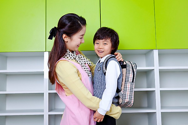 포토 JPG 라이프스타일 여자 어린이교육 교육 남자 어린이 가방 안기 수업 책가방 실내 미소 웃음 사람 동양인 소년 상반신 두명 라이프 옆모습 교사 유치원 유치원생 한국인 유치원생라이프 서랍장 유치원복 백팩 유치원선생님 신발장 유치원가방 어린이만 아이돌봄 국내포토 직업 잡화 옷 뷰포인트 가구 모션 표정 인종 내부 생활 파일형식 돌봄서비스