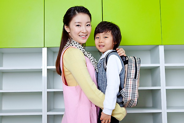 포토 JPG 라이프스타일 여자 어린이교육 교육 남자 어린이 가방 안기 수업 책가방 실내 미소 웃음 사람 동양인 소년 상반신 두명 라이프 옆모습 교사 유치원 유치원생 한국인 유치원생라이프 서랍장 유치원복 백팩 유치원선생님 신발장 유치원가방 어린이만 아이돌봄 국내포토 직업 잡화 옷 뷰포인트 가구 모션 표정 인종 내부 생활 파일형식 돌봄서비스