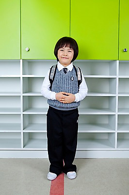 포토 JPG 전신 라이프스타일 어린이교육 교육 남자 초등학생 어린이 가방 수업 책가방 실내 실내화 한명 서기 미소 웃음 사람 동양인 소년 라이프 앞모습 유치원 유치원생 한국인 유치원생라이프 서랍장 유치원복 백팩 신발장 유치원가방 남자만 남자한명만 어린이만 소년만 소년한명만 국내포토 1 학생 잡화 옷 뷰포인트 가구 신발 모션 표정 인종 내부 생활 파일형식