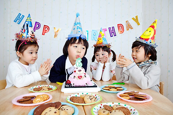 포토 JPG 라이프스타일 접시 여자 남자 어린이 음식 촛불 실내 사람 동양인 소녀 이벤트 소년 여러명 상반신 라이프 친구 파티 쿠키 제과 과자 케이크 유치원 유치원생 고깔모자 한국인 축하 생일파티 생일 박수 유치원생라이프 생일상 촛불끄기 어린이만 국내포토 모자_잡화 식기 교육 기념일 다수 컨셉 초 관계 디저트 인종 손짓 내부 생활 제과제빵 끄기 파일형식