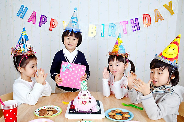 포토 JPG 라이프스타일 접시 여자 남자 어린이 음식 수저 실내 선물 미소 웃음 사람 동양인 소녀 이벤트 소년 여러명 상반신 라이프 친구 선물상자 파티 쿠키 제과 과자 케이크 유치원 유치원생 고깔모자 한국인 축하 생일파티 생일 박수 유치원생라이프 생일상 어린이만 국내포토 모자_잡화 식기 교육 기념일 다수 컨셉 관계 디저트 표정 인종 손짓 내부 생활 상자 제과제빵 파일형식