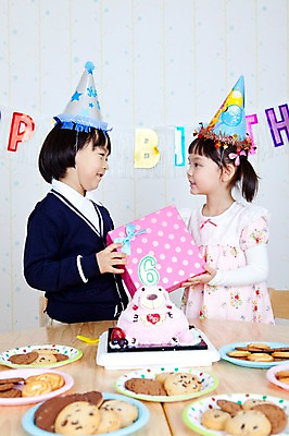 포토 JPG 라이프스타일 접시 여자 남자 어린이 음식 실내 선물 서기 미소 웃음 사람 동양인 소녀 이벤트 소년 상반신 두명 라이프 옆모습 친구 선물상자 파티 쿠키 제과 과자 케이크 유치원 유치원생 고깔모자 한국인 축하 생일파티 생일 유치원생라이프 생일상 어린이만 국내포토 모자_잡화 식기 교육 기념일 뷰포인트 컨셉 관계 모션 디저트 표정 인종 내부 생활 상자 제과제빵 파일형식