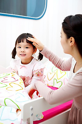 포토 JPG 라이프스타일 여자 어린이교육 교육 어린이 의학 침구 실내 사람 동양인 소녀 상반신 두명 라이프 교사 유치원 유치원생 이불 한국인 환자 침대 간호 유치원생라이프 유치원선생님 여자만 어린이만 소녀만 아이돌봄 국내포토 직업 가구 인종 내부 생활 파일형식 돌봄서비스