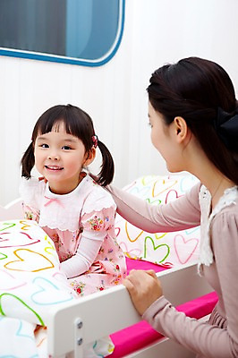 포토 JPG 라이프스타일 여자 어린이교육 교육 어린이 의학 침구 실내 웃음 사람 동양인 소녀 상반신 두명 라이프 교사 유치원 유치원생 이불 한국인 환자 침대 간호 유치원생라이프 유치원선생님 여자만 어린이만 소녀만 아이돌봄 국내포토 직업 가구 표정 인종 내부 생활 파일형식 돌봄서비스