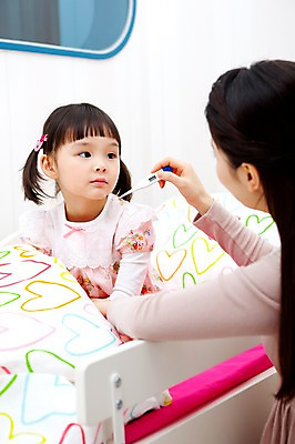 포토 JPG 라이프스타일 여자 어린이교육 교육 어린이 의학 의료기기 침구 실내 사람 동양인 소녀 상반신 두명 라이프 치료 교사 유치원 유치원생 이불 고통 환자 침대 질병 온도계 체온계 감기 간호 유치원생라이프 유치원선생님 몸살 여자만 어린이만 소녀만 아이돌봄 국내포토 직업 감정 가구 인종 내부 생활 파일형식 돌봄서비스