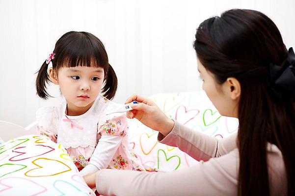 포토 JPG 라이프스타일 여자 어린이교육 교육 어린이 의학 의료기기 침구 실내 사람 동양인 소녀 상반신 두명 라이프 치료 교사 유치원 유치원생 이불 고통 환자 침대 질병 온도계 체온계 감기 간호 유치원생라이프 유치원선생님 몸살 여자만 어린이만 소녀만 아이돌봄 국내포토 직업 감정 가구 인종 내부 생활 파일형식 돌봄서비스