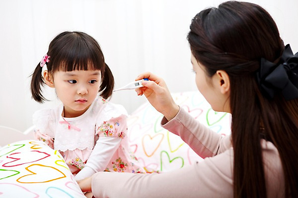 포토 JPG 라이프스타일 여자 어린이교육 교육 어린이 의학 의료기기 침구 실내 사람 동양인 소녀 상반신 두명 라이프 치료 교사 유치원 유치원생 이불 고통 환자 침대 질병 온도계 체온계 감기 간호 유치원생라이프 유치원선생님 몸살 여자만 어린이만 소녀만 아이돌봄 국내포토 직업 감정 가구 인종 내부 생활 파일형식 돌봄서비스