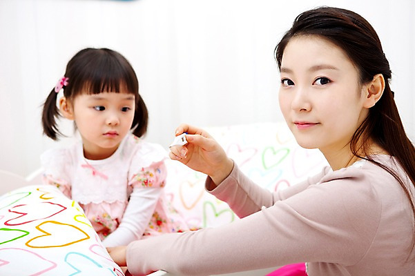 포토 JPG 라이프스타일 여자 어린이교육 교육 어린이 의학 의료기기 침구 실내 사람 동양인 소녀 상반신 두명 라이프 치료 교사 유치원 유치원생 이불 고통 환자 침대 질병 온도계 체온계 감기 간호 유치원생라이프 유치원선생님 몸살 여자만 어린이만 소녀만 아이돌봄 국내포토 직업 감정 가구 인종 내부 생활 파일형식 돌봄서비스