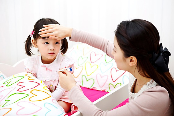 포토 JPG 라이프스타일 여자 어린이교육 교육 어린이 의학 의료기기 침구 실내 사람 동양인 소녀 상반신 두명 라이프 치료 교사 유치원 유치원생 이불 고통 환자 침대 뜨거움 열 질병 온도계 체온계 감기 간호 유치원생라이프 유치원선생님 몸살 여자만 어린이만 소녀만 아이돌봄 국내포토 직업 감정 가구 인종 내부 생활 파일형식 돌봄서비스