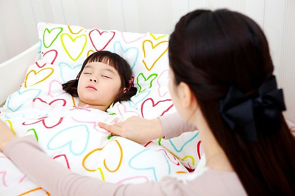 포토 JPG 라이프스타일 여자 어린이교육 교육 어린이 의학 침구 휴식 실내 사람 동양인 소녀 상반신 두명 라이프 교사 유치원 유치원생 이불 한국인 환자 침대 잠 수면 간호 유치원생라이프 유치원선생님 여자만 어린이만 소녀만 아이돌봄 국내포토 직업 가구 컨셉 인종 내부 생활 물 파일형식 돌봄서비스