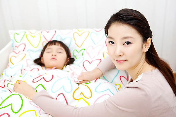 포토 JPG 라이프스타일 여자 어린이교육 교육 어린이 의학 침구 휴식 실내 사람 동양인 소녀 상반신 두명 라이프 교사 유치원 유치원생 이불 한국인 환자 침대 잠 수면 간호 유치원생라이프 유치원선생님 여자만 어린이만 소녀만 아이돌봄 국내포토 직업 가구 컨셉 인종 내부 생활 물 파일형식 돌봄서비스