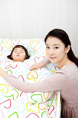 포토 JPG 라이프스타일 여자 어린이교육 교육 어린이 의학 침구 휴식 실내 사람 동양인 소녀 상반신 두명 라이프 교사 유치원 유치원생 이불 한국인 환자 침대 잠 수면 간호 유치원생라이프 유치원선생님 여자만 어린이만 소녀만 아이돌봄 국내포토 직업 가구 컨셉 인종 내부 생활 물 파일형식 돌봄서비스