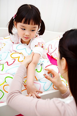 포토 JPG 라이프스타일 여자 어린이교육 교육 어린이 의학 의료기기 침구 실내 주사기 사람 동양인 소녀 상반신 두명 라이프 치료 교사 유치원 유치원생 이불 고통 한국인 환자 침대 질병 감기 간호 유치원생라이프 유치원선생님 몸살 여자만 어린이만 소녀만 아이돌봄 국내포토 직업 감정 가구 인종 내부 생활 파일형식 돌봄서비스