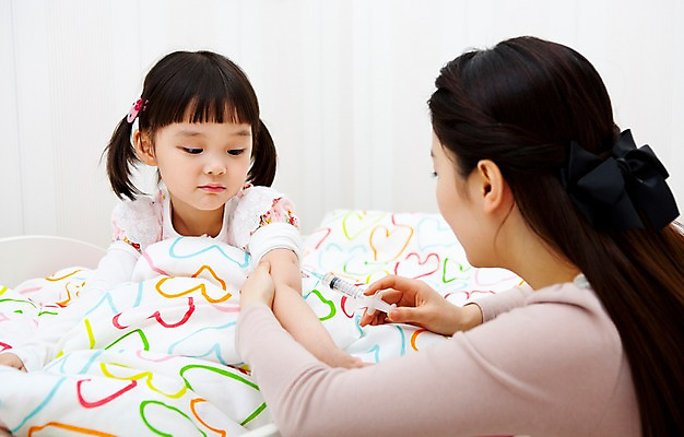포토 JPG 라이프스타일 여자 어린이교육 교육 어린이 의학 의료기기 침구 실내 주사기 사람 동양인 소녀 상반신 두명 라이프 치료 교사 유치원 유치원생 이불 고통 한국인 환자 침대 질병 감기 간호 유치원생라이프 유치원선생님 몸살 여자만 어린이만 소녀만 아이돌봄 국내포토 직업 감정 가구 인종 내부 생활 파일형식 돌봄서비스