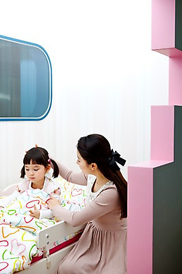 포토 JPG 라이프스타일 여자 어린이교육 교육 어린이 의학 침구 실내 사람 동양인 소녀 상반신 두명 라이프 교사 유치원 유치원생 이불 고통 한국인 환자 침대 감기 간호 유치원생라이프 유치원선생님 몸살 여자만 어린이만 소녀만 아이돌봄 국내포토 직업 감정 가구 인종 내부 생활 질병 파일형식 돌봄서비스