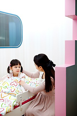 포토 JPG 라이프스타일 여자 어린이교육 교육 어린이 의학 침구 실내 사람 동양인 소녀 상반신 두명 라이프 교사 유치원 유치원생 이불 고통 한국인 환자 침대 감기 간호 유치원생라이프 유치원선생님 몸살 여자만 어린이만 소녀만 아이돌봄 국내포토 직업 감정 가구 인종 내부 생활 질병 파일형식 돌봄서비스