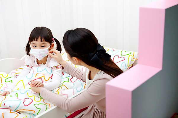 포토 JPG 라이프스타일 여자 어린이교육 교육 어린이 의학 침구 실내 마스크 사람 동양인 소녀 상반신 두명 라이프 교사 유치원 유치원생 이불 고통 한국인 환자 침대 감기 간호 유치원생라이프 유치원선생님 몸살 여자만 어린이만 소녀만 코로나바이러스 아이돌봄 국내포토 직업 감정 가구 인종 내부 생활 바이러스 질병 파일형식 돌봄서비스