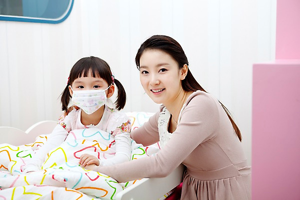 포토 JPG 라이프스타일 여자 어린이교육 교육 어린이 의학 침구 실내 마스크 미소 웃음 사람 동양인 소녀 상반신 두명 라이프 앞모습 교사 유치원 유치원생 이불 고통 한국인 환자 침대 감기 간호 유치원생라이프 유치원선생님 몸살 여자만 어린이만 소녀만 코로나바이러스 아이돌봄 국내포토 직업 감정 뷰포인트 가구 표정 인종 내부 생활 바이러스 질병 파일형식 돌봄서비스