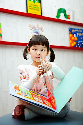 포토 JPG 전신 라이프스타일 영어 여자 어린이교육 교육 어린이 교재 실내 영어교육 한명 사람 동양인 소녀 라이프 앞모습 책 독서 유치원 유치원생 한국인 도서관 유치원생라이프 가부좌 동화책 영어교재 여자만 여자한명만 어린이만 소녀만 소녀한명만 국내포토 문자 1 뷰포인트 앉기 인종 내부 생활 파일형식