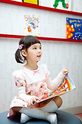 포토 JPG 전신 라이프스타일 영어 여자 어린이교육 교육 어린이 교재 실내 영어교육 한명 사람 동양인 소녀 라이프 앞모습 책 독서 유치원 유치원생 한국인 도서관 유치원생라이프 가부좌 동화책 영어교재 여자만 여자한명만 어린이만 소녀만 소녀한명만 국내포토 문자 1 뷰포인트 앉기 인종 내부 생활 파일형식