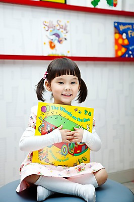 포토 JPG 전신 라이프스타일 영어 여자 어린이교육 교육 어린이 교재 실내 영어교육 한명 미소 웃음 사람 동양인 소녀 라이프 앞모습 책 독서 유치원 유치원생 한국인 도서관 유치원생라이프 가부좌 동화책 영어교재 여자만 여자한명만 어린이만 소녀만 소녀한명만 국내포토 문자 1 뷰포인트 표정 앉기 인종 내부 생활 파일형식