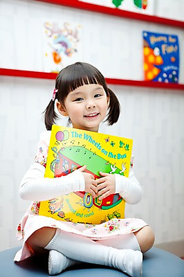 포토 JPG 전신 라이프스타일 영어 여자 어린이교육 교육 어린이 교재 실내 영어교육 한명 미소 웃음 사람 동양인 소녀 라이프 앞모습 책 독서 유치원 유치원생 한국인 도서관 유치원생라이프 가부좌 동화책 영어교재 여자만 여자한명만 어린이만 소녀만 소녀한명만 국내포토 문자 1 뷰포인트 표정 앉기 인종 내부 생활 파일형식