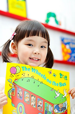 포토 JPG 라이프스타일 영어 여자 어린이교육 교육 어린이 교재 실내 영어교육 한명 미소 웃음 사람 동양인 소녀 상반신 라이프 앞모습 책 독서 유치원 유치원생 한국인 도서관 유치원생라이프 동화책 영어교재 여자만 여자한명만 어린이만 소녀만 소녀한명만 국내포토 문자 1 뷰포인트 표정 인종 내부 생활 파일형식