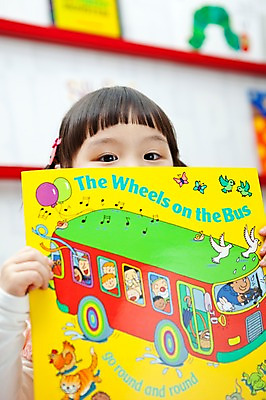 포토 JPG 라이프스타일 영어 여자 어린이교육 교육 어린이 교재 실내 영어교육 한명 사람 동양인 소녀 상반신 라이프 앞모습 책 독서 유치원 유치원생 한국인 도서관 유치원생라이프 동화책 영어교재 여자만 여자한명만 어린이만 소녀만 소녀한명만 국내포토 문자 1 뷰포인트 인종 내부 생활 파일형식