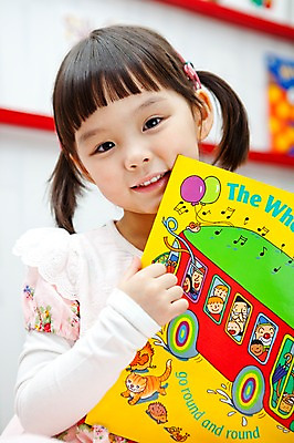 포토 JPG 라이프스타일 영어 여자 어린이교육 교육 어린이 교재 실내 영어교육 한명 미소 웃음 사람 동양인 소녀 상반신 라이프 앞모습 책 독서 유치원 유치원생 한국인 도서관 유치원생라이프 동화책 영어교재 여자만 여자한명만 어린이만 소녀만 소녀한명만 국내포토 문자 1 뷰포인트 표정 인종 내부 생활 파일형식