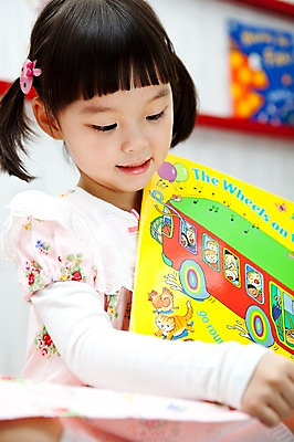 포토 JPG 라이프스타일 영어 여자 어린이교육 교육 어린이 교재 실내 영어교육 한명 사람 동양인 소녀 상반신 라이프 앞모습 책 독서 유치원 유치원생 한국인 도서관 유치원생라이프 동화책 영어교재 여자만 여자한명만 어린이만 소녀만 소녀한명만 국내포토 문자 1 뷰포인트 인종 내부 생활 파일형식