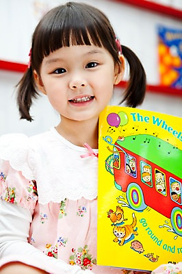 포토 JPG 라이프스타일 영어 여자 어린이교육 교육 어린이 교재 실내 영어교육 한명 미소 웃음 사람 동양인 소녀 상반신 라이프 앞모습 책 독서 유치원 유치원생 한국인 도서관 유치원생라이프 동화책 영어교재 여자만 여자한명만 어린이만 소녀만 소녀한명만 국내포토 문자 1 뷰포인트 표정 인종 내부 생활 파일형식