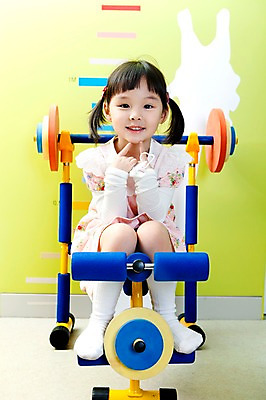 포토 JPG 전신 라이프스타일 여자 어린이교육 교육 초등학생 어린이 실내 건강 한명 미소 웃음 사람 앉기 동양인 소녀 라이프 앞모습 운동 운동기구 유치원 유치원생 한국인 역기 유치원생라이프 역도 쉬는시간 벤치프레스 여자만 여자한명만 어린이만 소녀만 소녀한명만 국내포토 1 학생 스포츠 뷰포인트 모션 휴식 표정 인종 내부 생활 헬스 파일형식