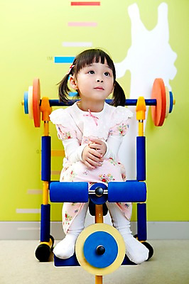 포토 JPG 전신 라이프스타일 여자 어린이교육 교육 초등학생 어린이 실내 건강 한명 사람 앉기 동양인 소녀 라이프 앞모습 운동 운동기구 유치원 유치원생 한국인 역기 유치원생라이프 역도 쉬는시간 벤치프레스 여자만 여자한명만 어린이만 소녀만 소녀한명만 국내포토 1 학생 스포츠 뷰포인트 모션 휴식 인종 내부 생활 헬스 파일형식