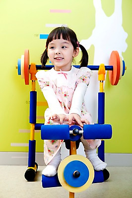 포토 JPG 전신 라이프스타일 여자 어린이교육 교육 초등학생 어린이 실내 건강 한명 사람 앉기 동양인 소녀 라이프 앞모습 운동 운동기구 유치원 유치원생 한국인 역기 유치원생라이프 역도 쉬는시간 벤치프레스 여자만 여자한명만 어린이만 소녀만 소녀한명만 국내포토 1 학생 스포츠 뷰포인트 모션 휴식 인종 내부 생활 헬스 파일형식