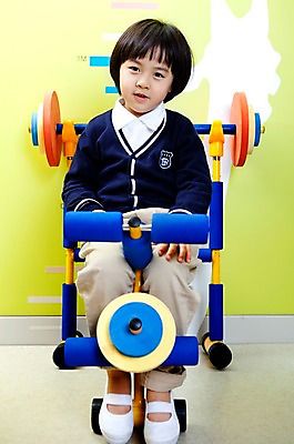 포토 JPG 전신 라이프스타일 어린이교육 교육 남자 초등학생 어린이 실내 건강 한명 사람 앉기 동양인 소년 라이프 앞모습 운동 운동기구 유치원 유치원생 한국인 역기 유치원생라이프 유치원복 역도 쉬는시간 벤치프레스 남자만 남자한명만 어린이만 소년만 소년한명만 국내포토 1 학생 옷 스포츠 뷰포인트 모션 휴식 인종 내부 생활 헬스 파일형식