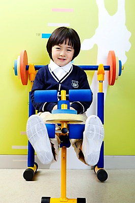 포토 JPG 전신 라이프스타일 어린이교육 교육 남자 초등학생 어린이 실내 건강 한명 미소 웃음 사람 앉기 동양인 소년 라이프 앞모습 운동 운동기구 유치원 유치원생 한국인 역기 유치원생라이프 유치원복 역도 쉬는시간 벤치프레스 남자만 남자한명만 어린이만 소년만 소년한명만 국내포토 1 학생 옷 스포츠 뷰포인트 모션 휴식 표정 인종 내부 생활 헬스 파일형식