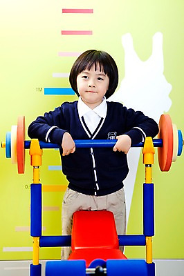 포토 JPG 전신 라이프스타일 어린이교육 교육 남자 초등학생 어린이 실내 건강 한명 서기 사람 동양인 소년 라이프 앞모습 운동 운동기구 유치원 유치원생 한국인 역기 유치원생라이프 유치원복 역도 쉬는시간 벤치프레스 남자만 남자한명만 어린이만 소년만 소년한명만 국내포토 1 학생 옷 스포츠 뷰포인트 모션 휴식 인종 내부 생활 헬스 파일형식