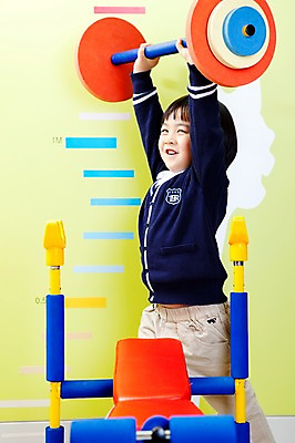 포토 JPG 전신 라이프스타일 어린이교육 교육 남자 초등학생 어린이 실내 건강 한명 서기 사람 동양인 소년 라이프 운동 운동기구 유치원 유치원생 한국인 역기 유치원생라이프 유치원복 역도 쉬는시간 벤치프레스 남자만 남자한명만 어린이만 소년만 소년한명만 국내포토 1 학생 옷 스포츠 모션 휴식 인종 내부 생활 헬스 파일형식