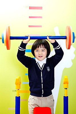 포토 JPG 전신 라이프스타일 어린이교육 교육 남자 초등학생 어린이 실내 건강 한명 서기 사람 동양인 소년 라이프 앞모습 운동 운동기구 유치원 유치원생 한국인 역기 유치원생라이프 유치원복 역도 쉬는시간 벤치프레스 남자만 남자한명만 어린이만 소년만 소년한명만 국내포토 1 학생 옷 스포츠 뷰포인트 모션 휴식 인종 내부 생활 헬스 파일형식
