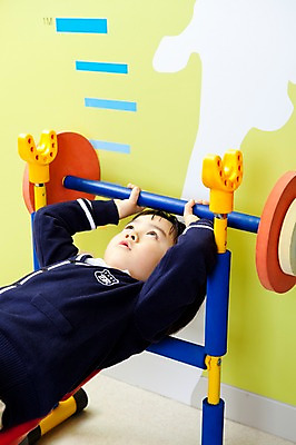 포토 JPG 라이프스타일 어린이교육 교육 남자 초등학생 어린이 실내 건강 한명 사람 동양인 소년 상반신 라이프 눕기 운동 운동기구 유치원 유치원생 한국인 역기 유치원생라이프 유치원복 역도 쉬는시간 벤치프레스 남자만 남자한명만 어린이만 소년만 소년한명만 국내포토 1 학생 옷 스포츠 모션 휴식 인종 내부 생활 헬스 파일형식