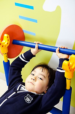 포토 JPG 라이프스타일 어린이교육 교육 남자 초등학생 어린이 실내 건강 한명 사람 동양인 소년 상반신 라이프 눕기 운동 운동기구 유치원 유치원생 한국인 역기 유치원생라이프 유치원복 역도 쉬는시간 벤치프레스 남자만 남자한명만 어린이만 소년만 소년한명만 국내포토 1 학생 옷 스포츠 모션 휴식 인종 내부 생활 헬스 파일형식