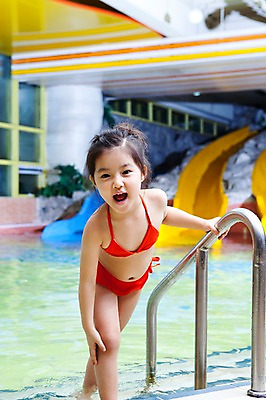 포토 JPG 주간 전신 라이프스타일 여자 어린이교육 교육 수영복 어린이 포즈 물놀이 놀이 수영장 입벌림 한명 서기 미소 웃음 사람 동양인 소녀 야외 라이프 앞모습 물 비키니 풀장 유치원 유치원생 한국인 미끄럼틀 놀이기구 유치원생라이프 여자만 여자한명만 어린이만 소녀만 소녀한명만 국내포토 자연요소 1 옷 뷰포인트 모션 표정 인종 생활 파일형식