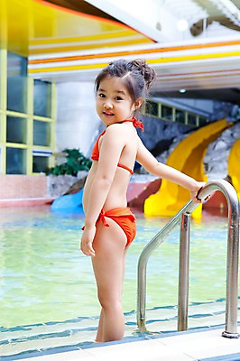 포토 JPG 주간 전신 라이프스타일 여자 어린이교육 교육 수영복 어린이 포즈 놀이 수영장 한명 서기 미소 웃음 사람 동양인 소녀 야외 라이프 옆모습 물 비키니 풀장 유치원 유치원생 한국인 미끄럼틀 놀이기구 유치원생라이프 여자만 여자한명만 어린이만 소녀만 소녀한명만 국내포토 자연요소 1 옷 뷰포인트 모션 표정 인종 생활 파일형식