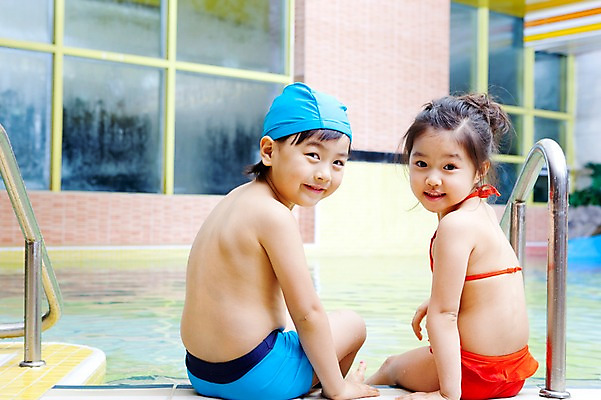포토 JPG 주간 전신 라이프스타일 여자 어린이교육 교육 남자 수영복 어린이 포즈 놀이 수영장 미소 웃음 사람 동양인 소녀 소년 야외 두명 라이프 옆모습 물 친구 비키니 풀장 유치원 유치원생 한국인 유치원생라이프 수영모 어린이만 국내포토 자연요소 옷 뷰포인트 관계 표정 인종 생활 수영용품 파일형식