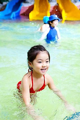 포토 JPG 주간 라이프스타일 여자 어린이교육 교육 남자 수영복 어린이 물놀이 놀이 수영장 미소 웃음 사람 동양인 소녀 소년 상반신 야외 두명 라이프 물 비키니 풀장 유치원 유치원생 젖음 한국인 미끄럼틀 놀이기구 유치원생라이프 수영모 어린이만 국내포토 자연요소 옷 표정 인종 생활 수영용품 파일형식